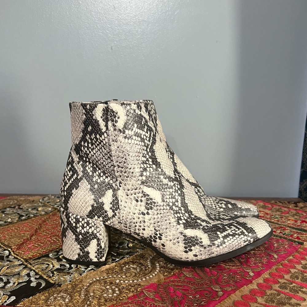 MADDEN GIRL WHITE SNAKE SKIN HEELED BOOTS